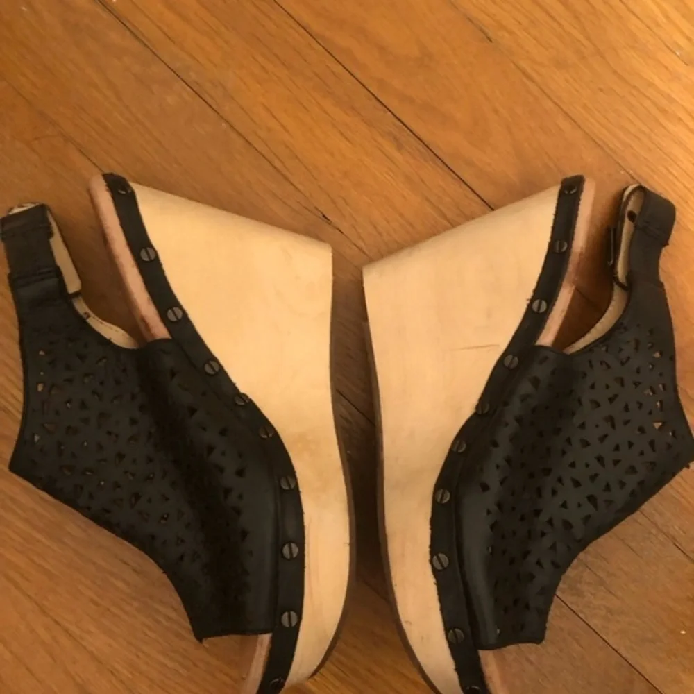 Dr. Scholls studs along